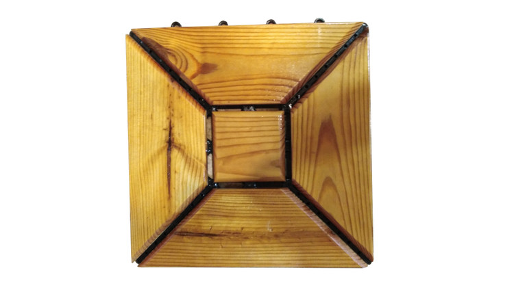 کفپوش تایل ترموود چمنی با لاک محافظ با 5 سال ضمانت دربرابر پوسیدگی ترموود وشاسی پلاستیکی مناسب فضای داخلی وخارجی ساختمان مانند استخر، سونا، باغ، بالکن