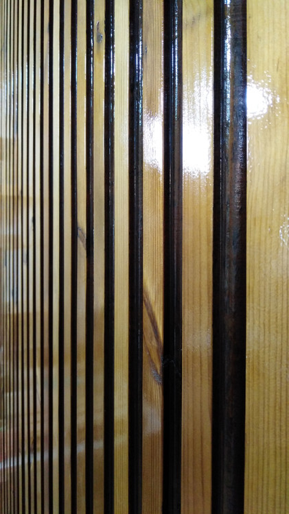 ترمووال ضد آب تولید شده با ترموود کاج ساسنا با لاک رنگی پلی اورتان و مناسب نمای داخلی و خارجی ساختمان مثل پشت تی وی TV، استخر، روفگاردن، باغ ویلا