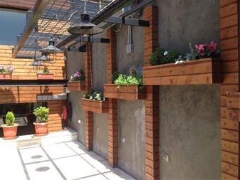 فلاور باکس دیواری ترموود ضد آب با لاک پلی اورتان با 5 سال ضمانت در برابر پوسیدگی ساخته شده با چوب ترموود کاج گره پروانه ساسنا مناسب فضای داخلی و خارجی