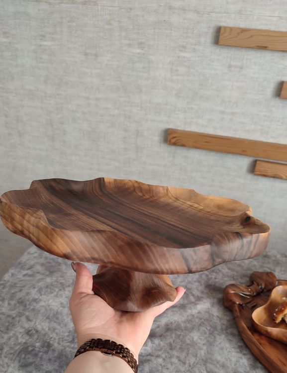 شیرینی خوری پایه دار گروه تولیدی خانه چوبی ساخته شده از چوب گردو درجه یک آغشته شده به روغن گیاهی مخصوص ظروف غذایی با قابلیت شستشو با مواد شوینده