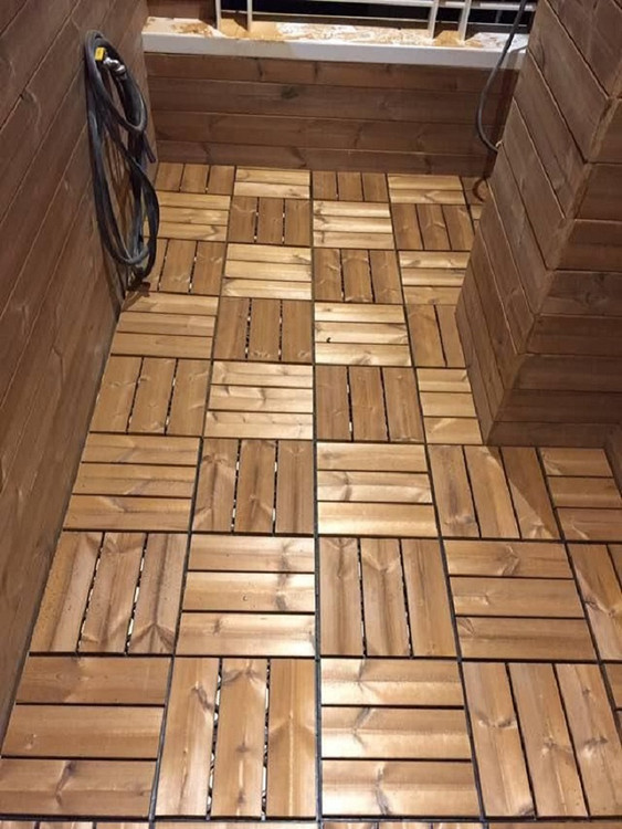 کفپوش تایل ترموود ضد آب با 5 سال ضمانت دربرابر پوسیدگی ترموود وشاسی پلاستیکی مناسب فضای داخلی وخارجی ساختمان مانند استخر، سونا، باغ، بالکن تولید شده در گروه تولیدی خانه چوبی https://wooden-house-group.ir