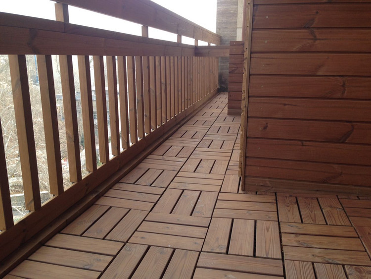 کفپوش تایل ترموود ضد آب با 5 سال ضمانت دربرابر پوسیدگی ترموود وشاسی پلاستیکی مناسب فضای داخلی وخارجی ساختمان مانند استخر، سونا، باغ، بالکن تولید شده در گروه تولیدی خانه چوبی https://wooden-house-group.ir