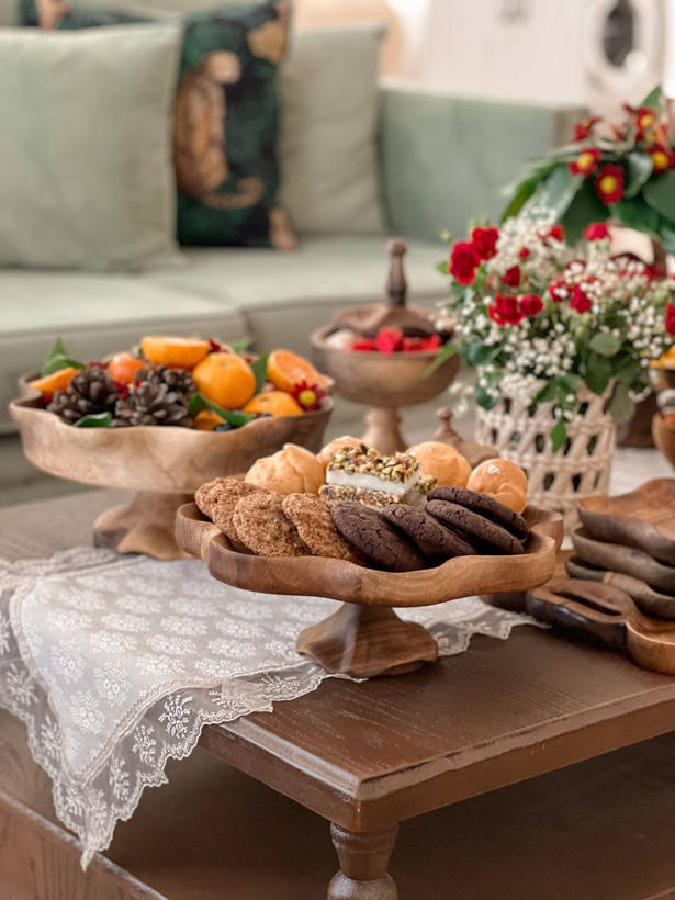 شیرینی خوری پایه دار گروه تولیدی خانه چوبی ساخته شده از چوب گردو درجه یک آغشته شده به روغن گیاهی مخصوص ظروف غذایی با قابلیت شستشو با مواد شوینده