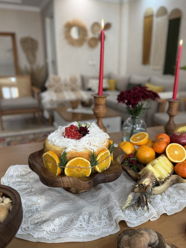 شیرینی خوری پایه دار گروه تولیدی خانه چوبی ساخته شده از چوب گردو درجه یک آغشته شده به روغن گیاهی مخصوص ظروف غذایی با قابلیت شستشو با مواد شوینده